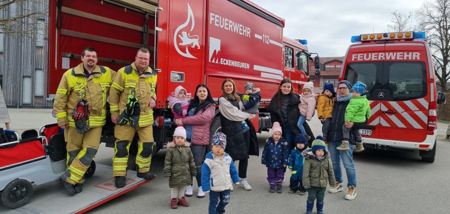 Abschlussphoto - Rote Gruppe und Feuerwehr